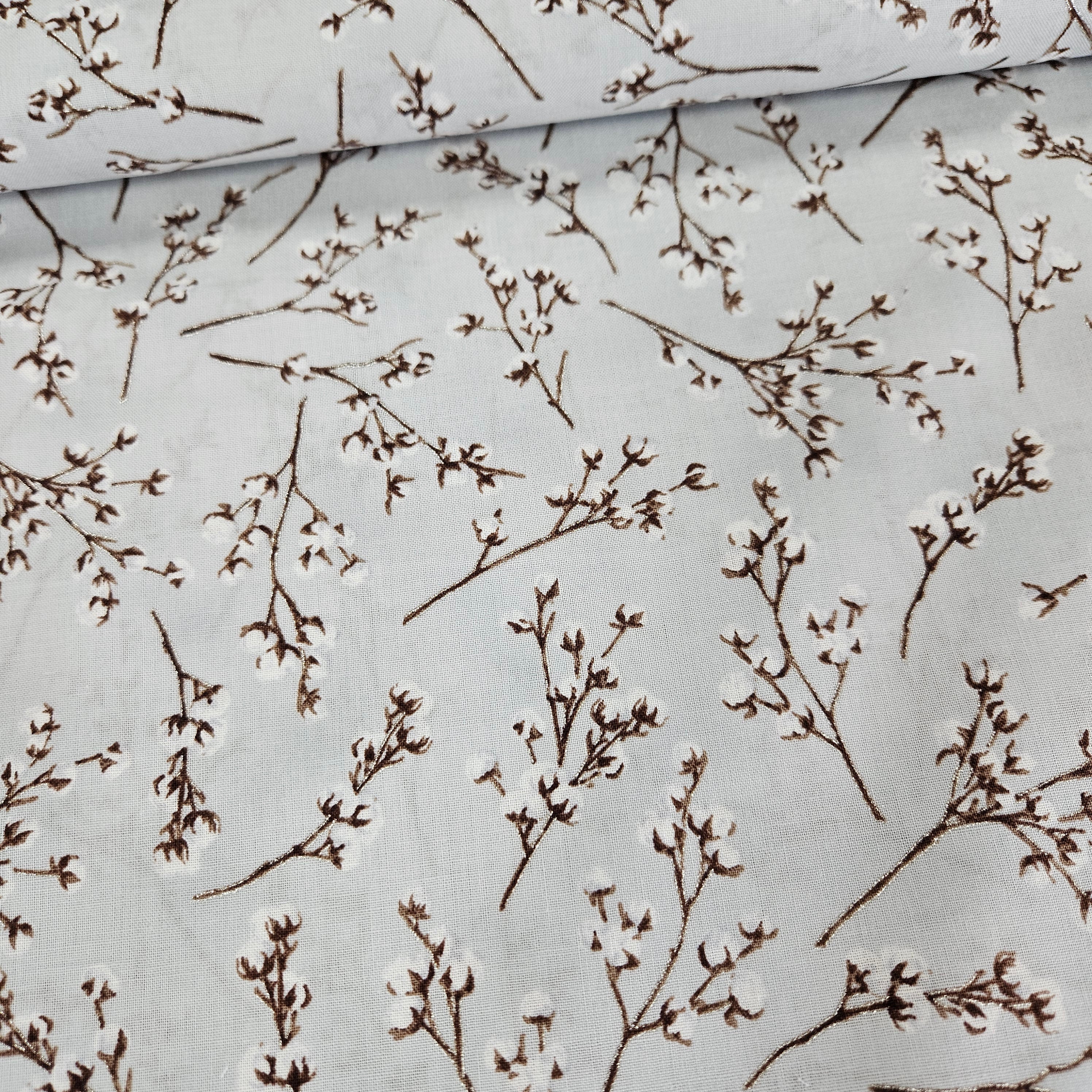 Hoffman - Meet Magnolia Buds Metallic R7678 100% Cotton Fabric