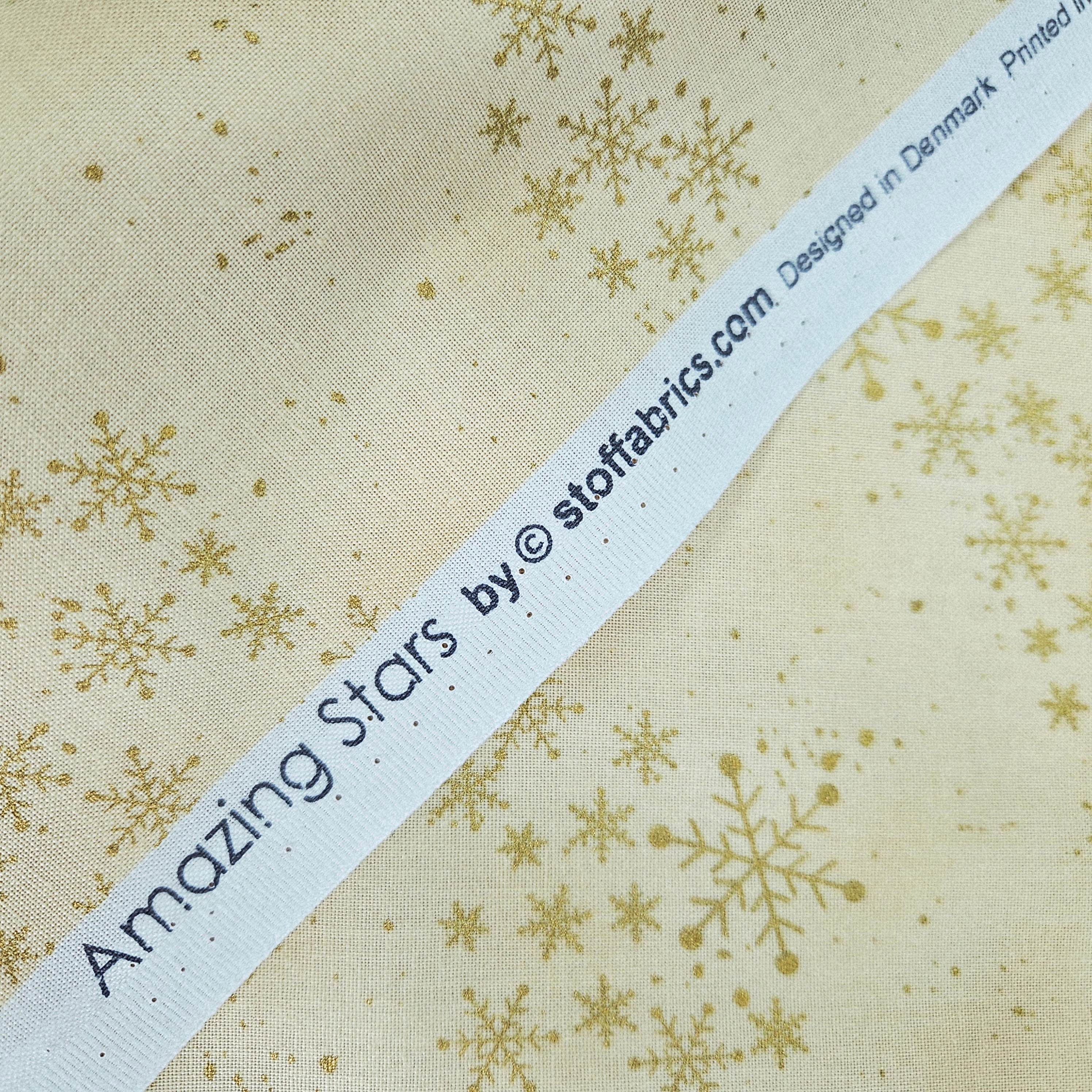 Stof - Amazing Stars Christmas Stars on Cream 100% Cotton Fabric