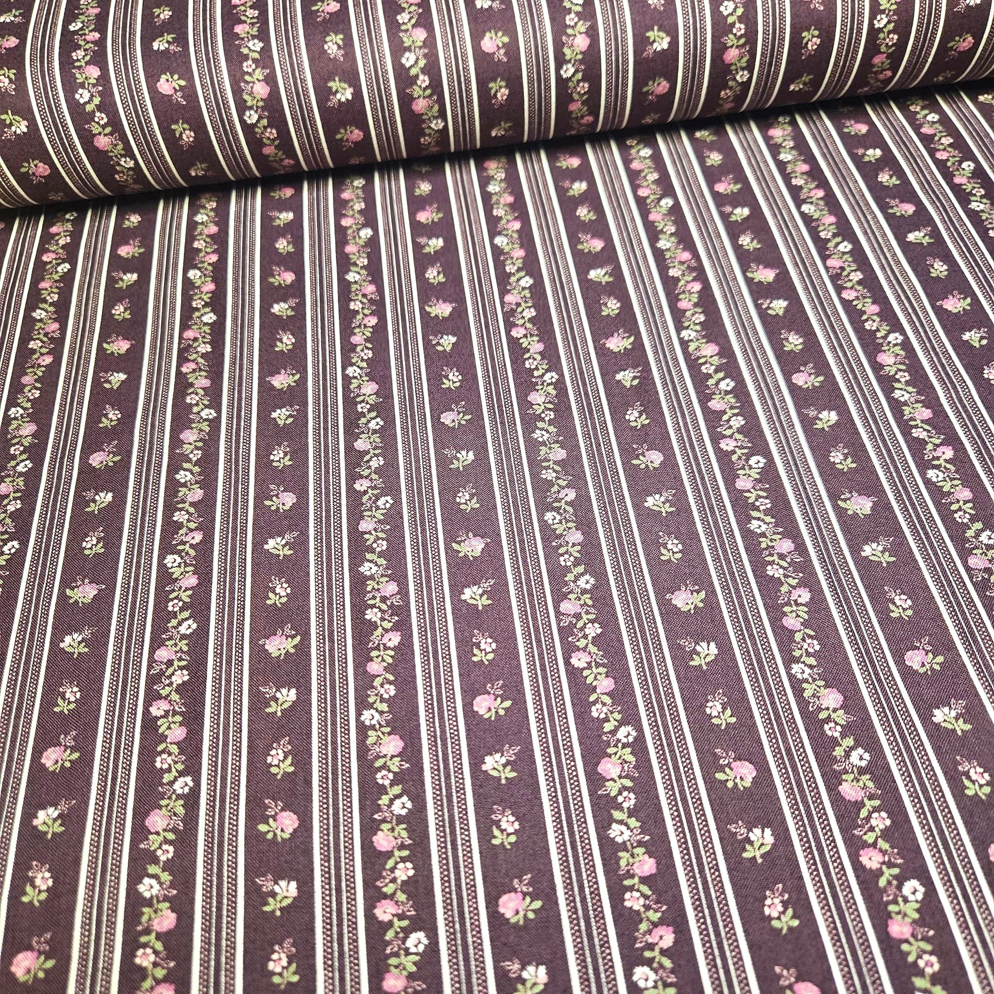 Stof - Vintage Roses Plum Border Rose 100% Cotton Fabric