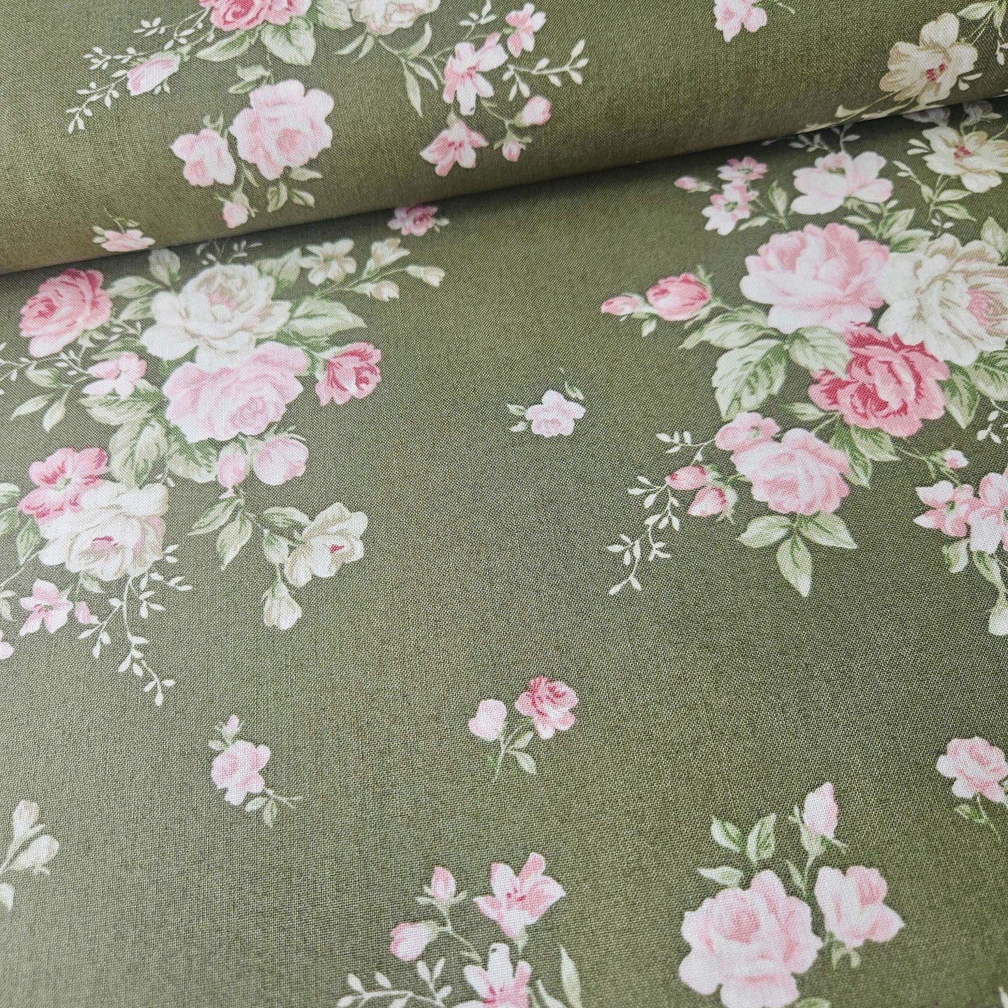 Stof - Vintage Roses Bouquet Green 100% Cotton Fabric