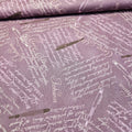 Stof - Quilters Basics Style Pen Quotes Purple 100% Cotton Fabric - Crafts and Quilts