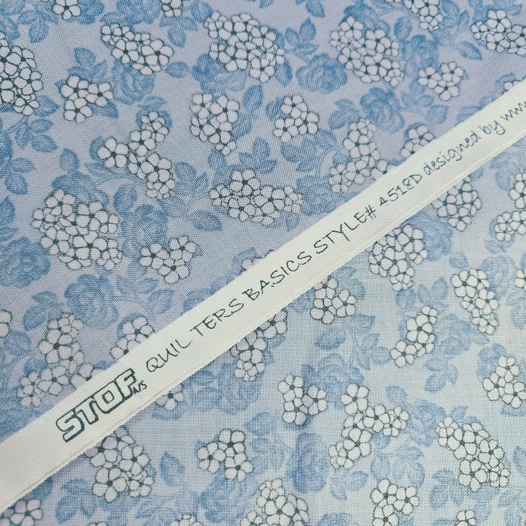 Stof - Quilters Basics Style Blossom Blue 100% Cotton Fabric