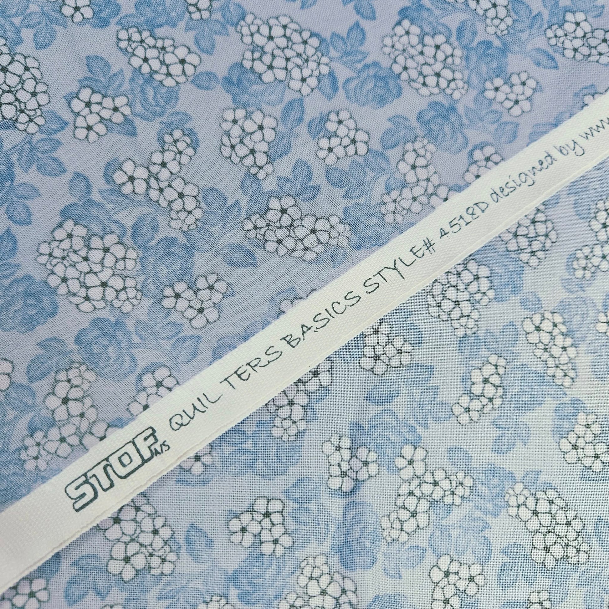 Stof - Quilters Basics Style Blossom Blue 100% Cotton Fabric