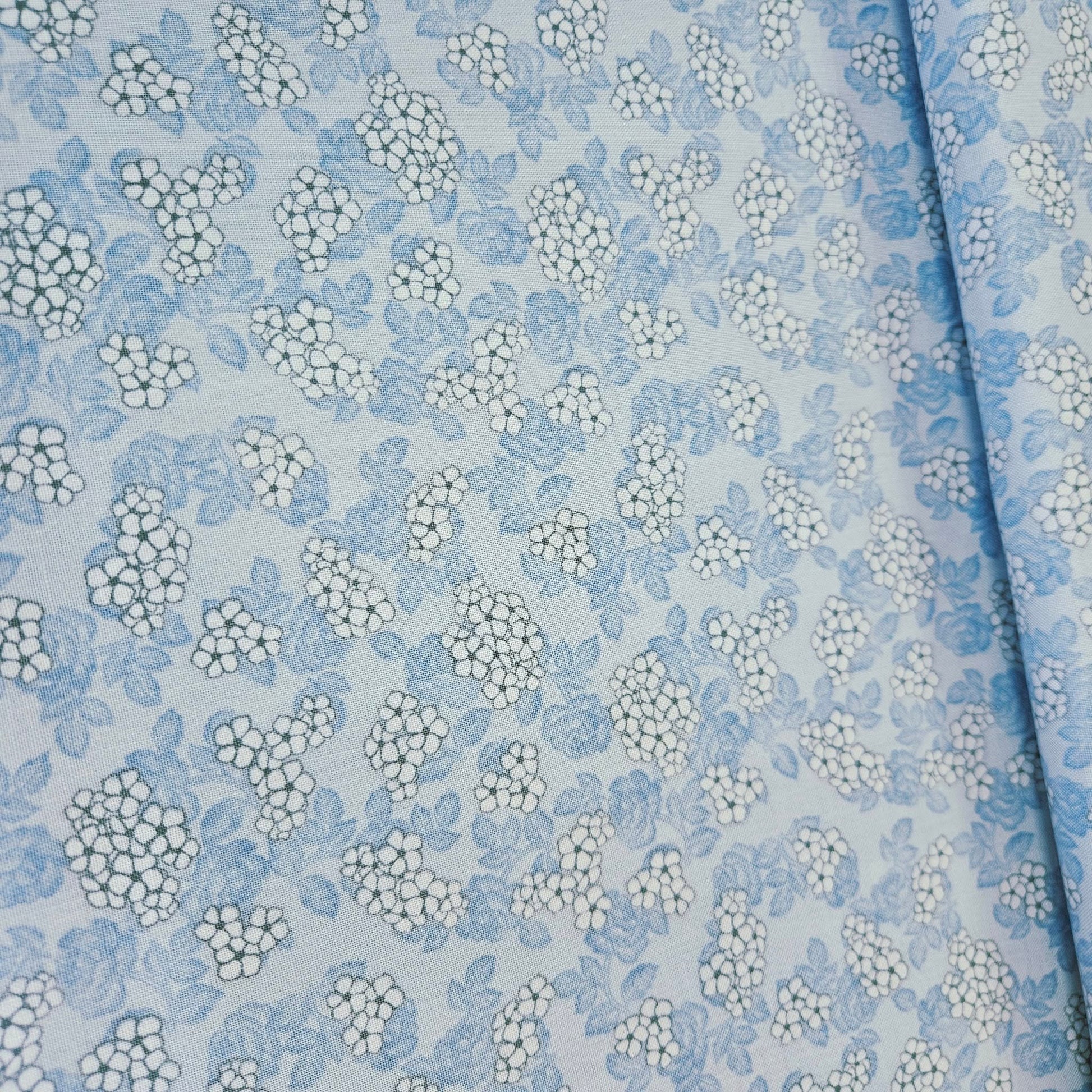 Stof - Quilters Basics Style Blossom Blue 100% Cotton Fabric