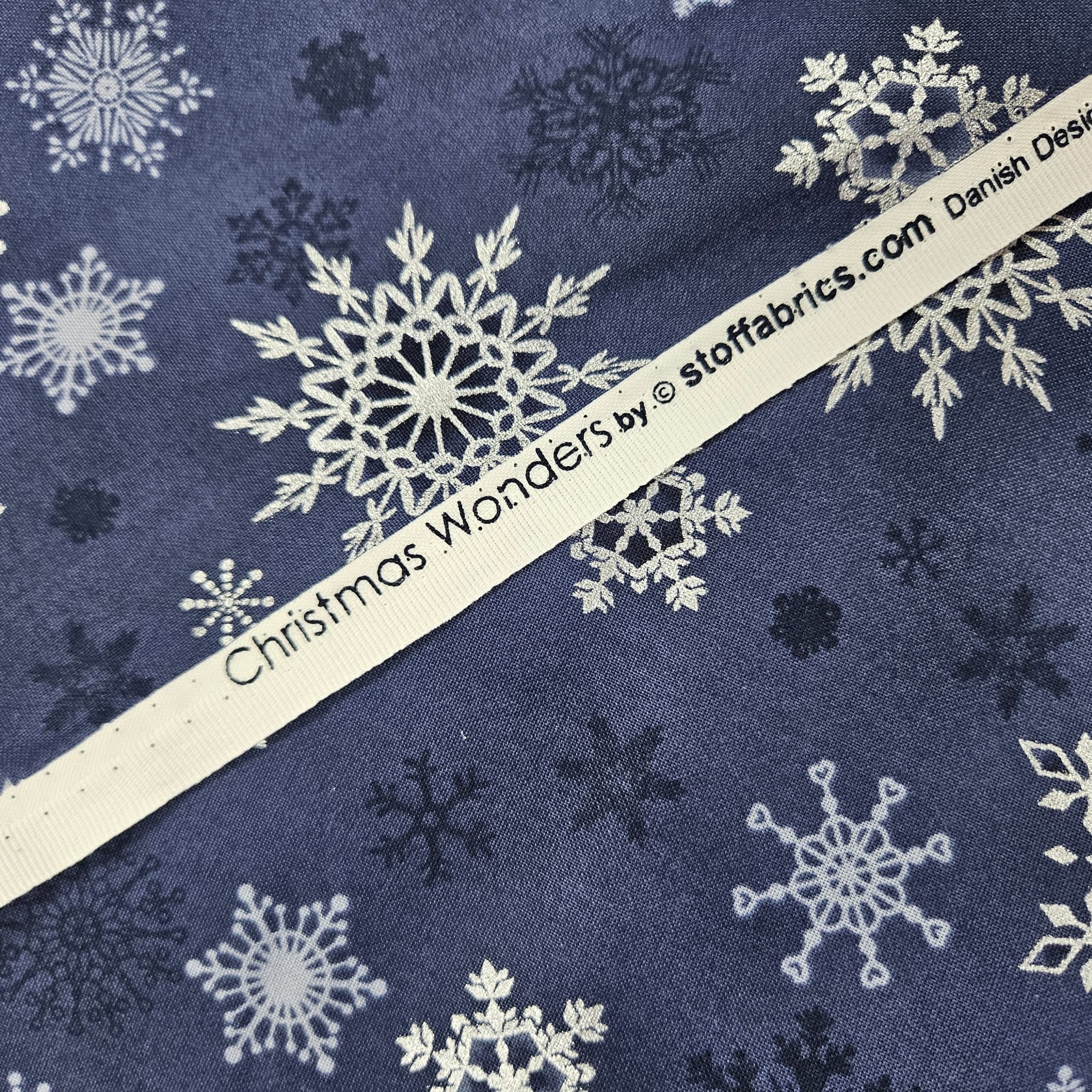 Stof - Christmas Wonders Snowflakes Blue 100% Cotton Fabric