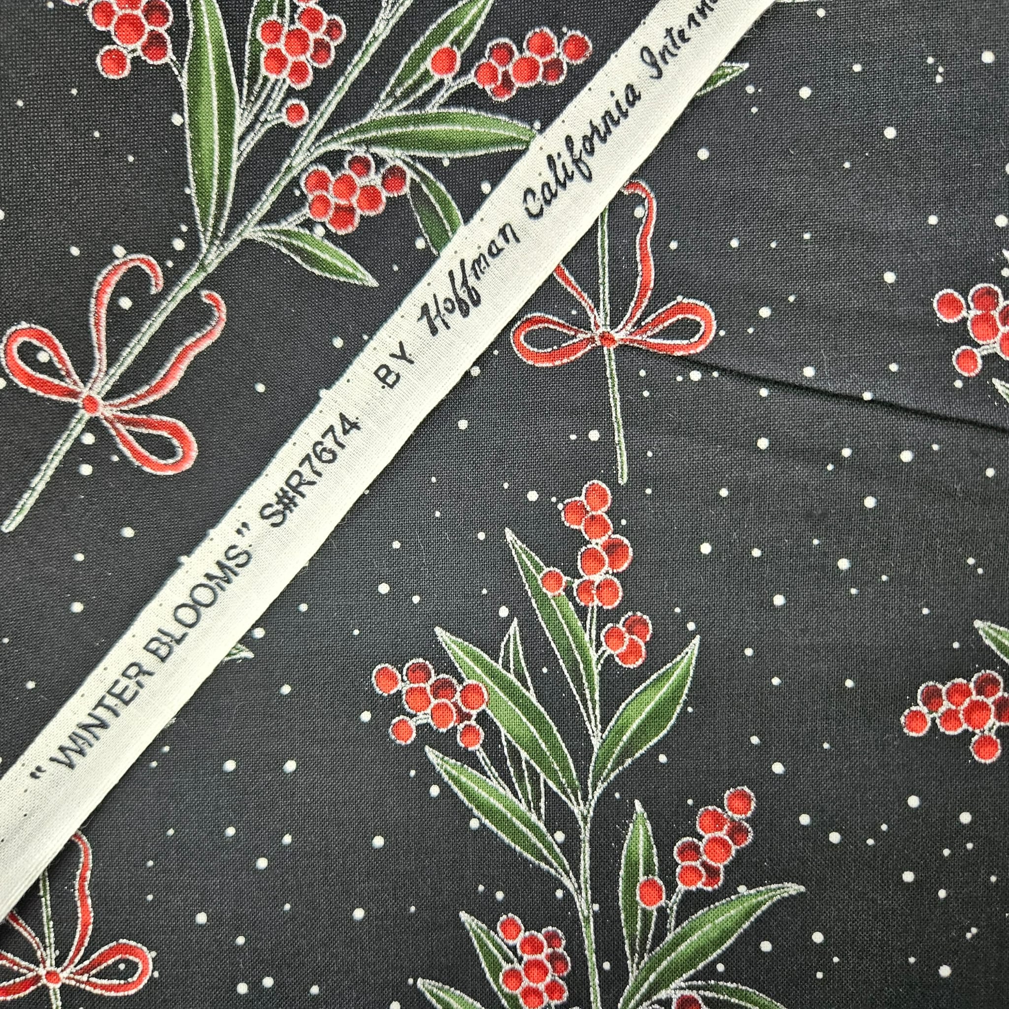 Hoffman - Winter Blooms Mistletoe Black 7674 100% Cotton Fabric