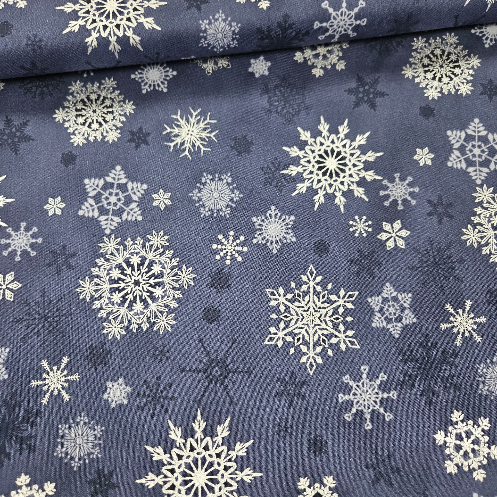 Stof - Christmas Wonders Snowflakes Blue 100% Cotton Fabric