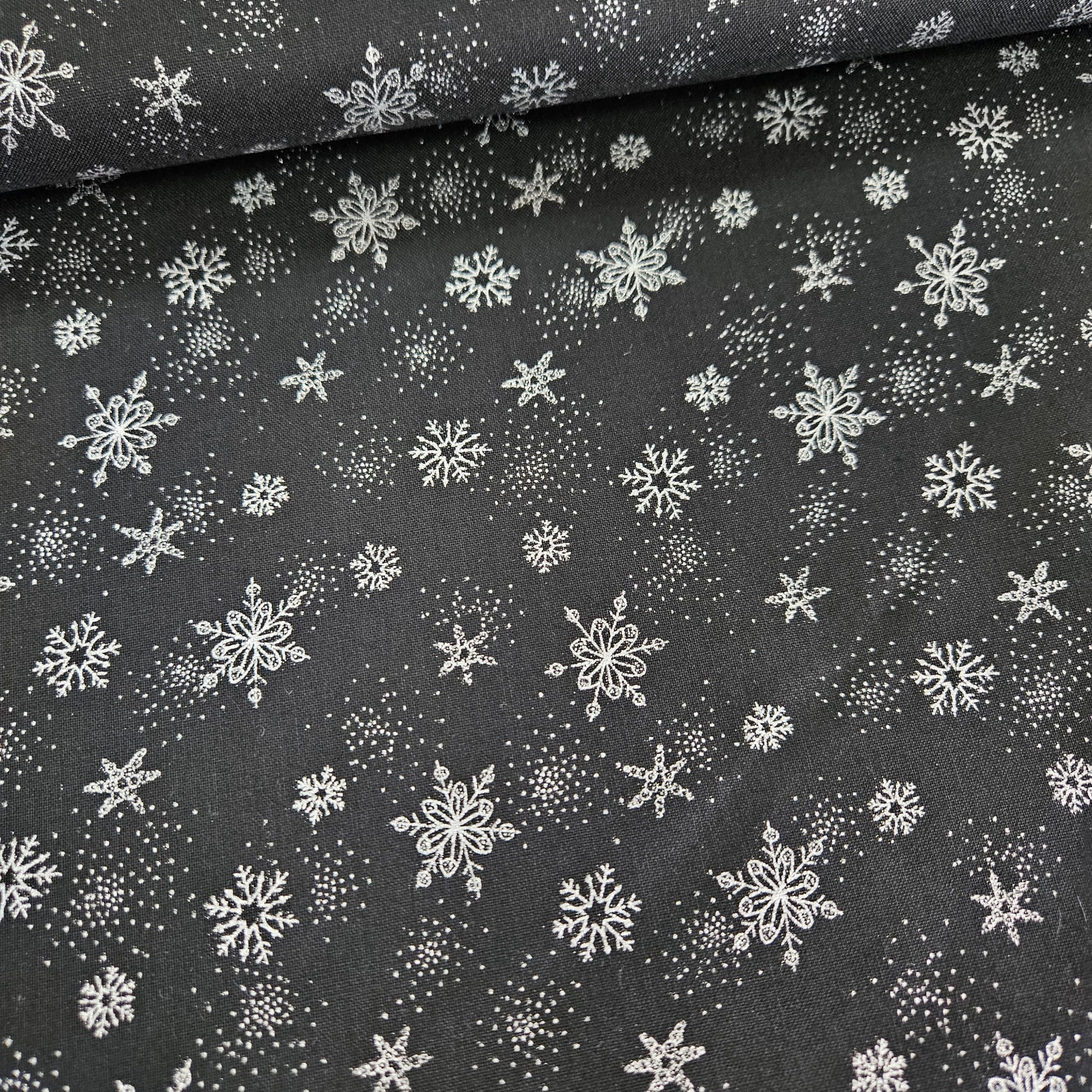 Stof - Amazing Stars Snowflakes Black Metallic 100% Cotton Fabric