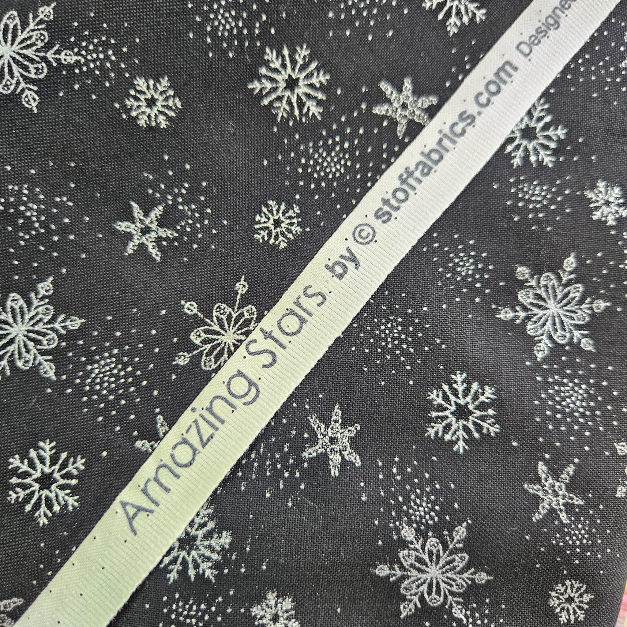 Stof - Amazing Stars Snowflakes Black Metallic 100% Cotton Fabric