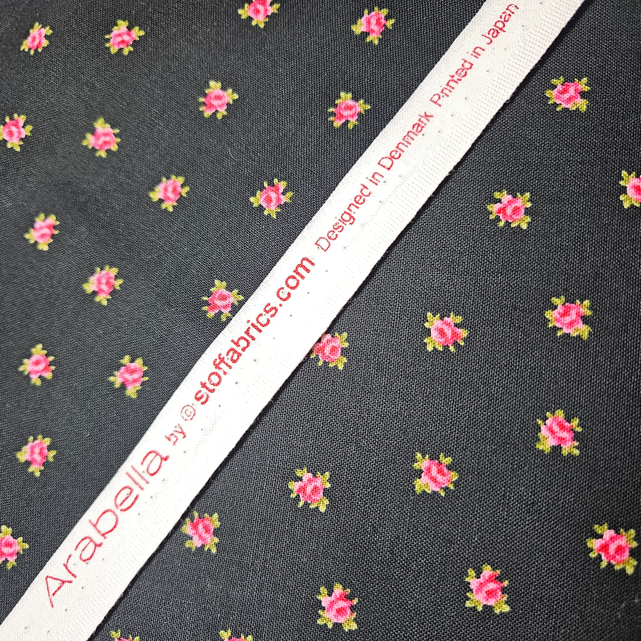 Stof - Arabella Rose on Black 100% Cotton Fabric - Crafts and Quilts