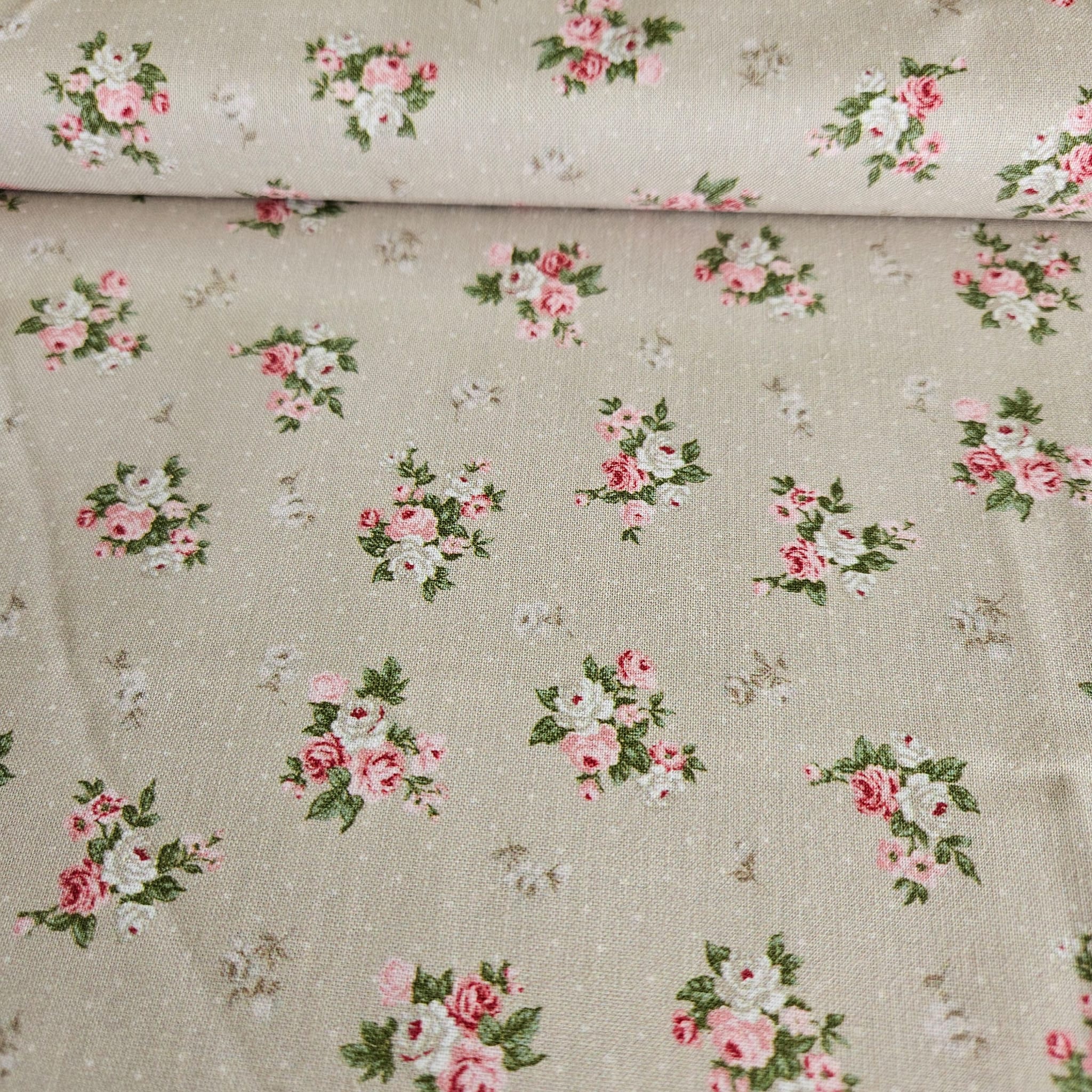 Stof - Vintage Roses Neutral Bouquet 100% Cotton Fabric - Crafts and Quilts