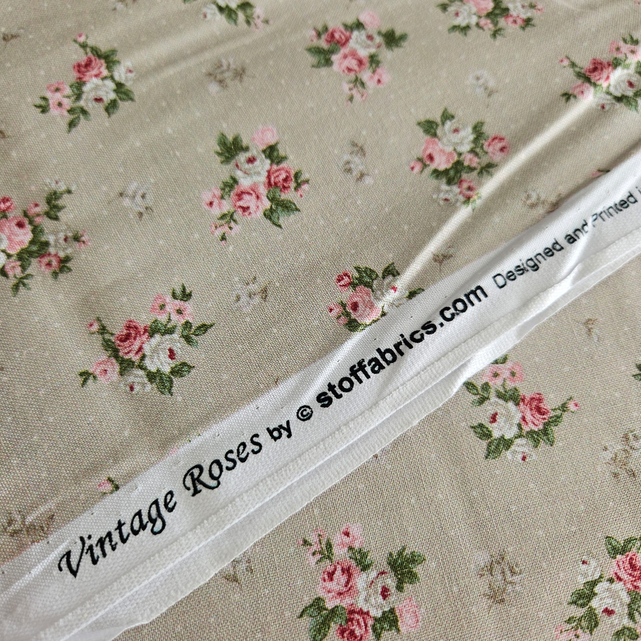 Stof - Vintage Roses Neutral Bouquet 100% Cotton Fabric - Crafts and Quilts