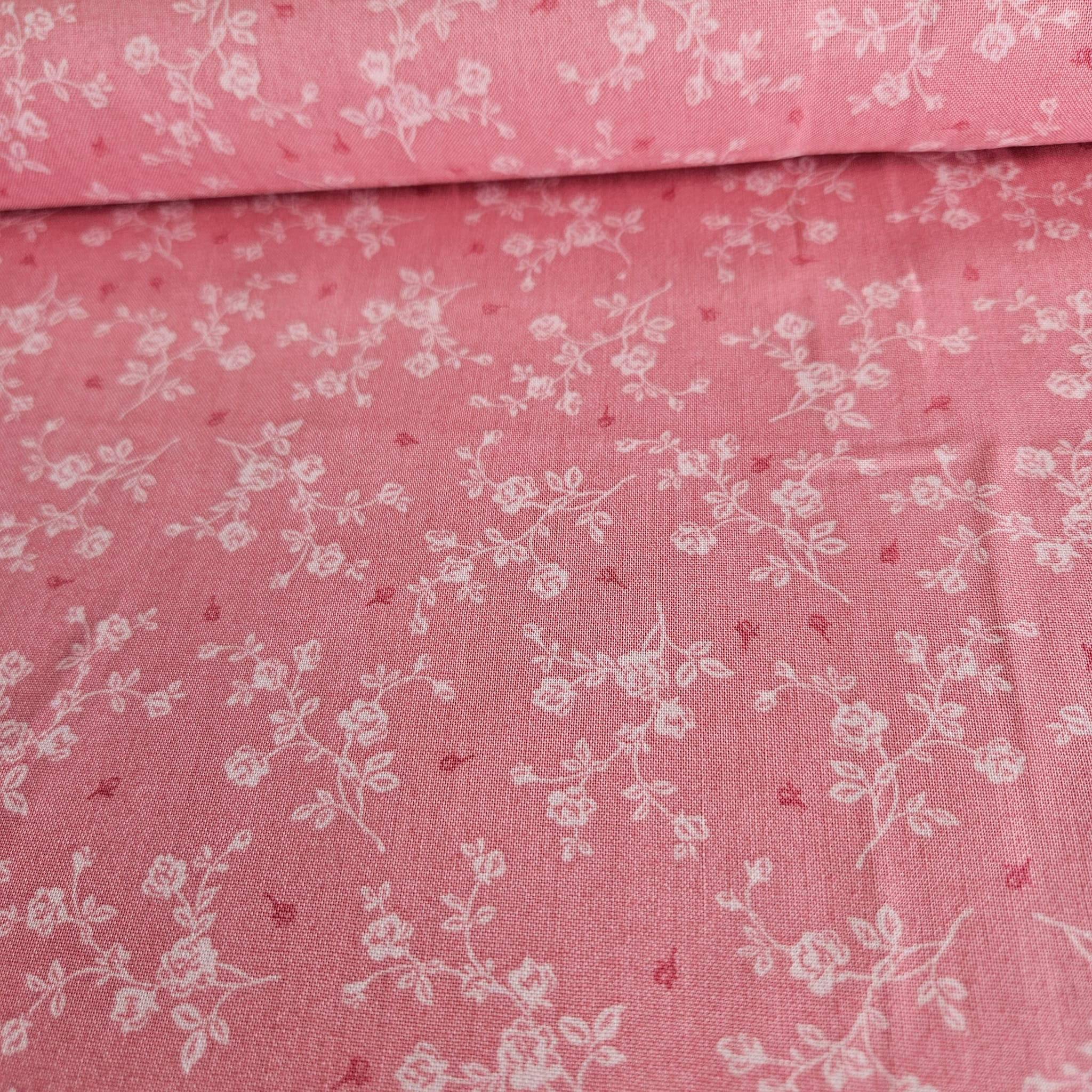 Stof - Vintage Roses Pink Blender 100% Cotton Fabric - Crafts and Quilts