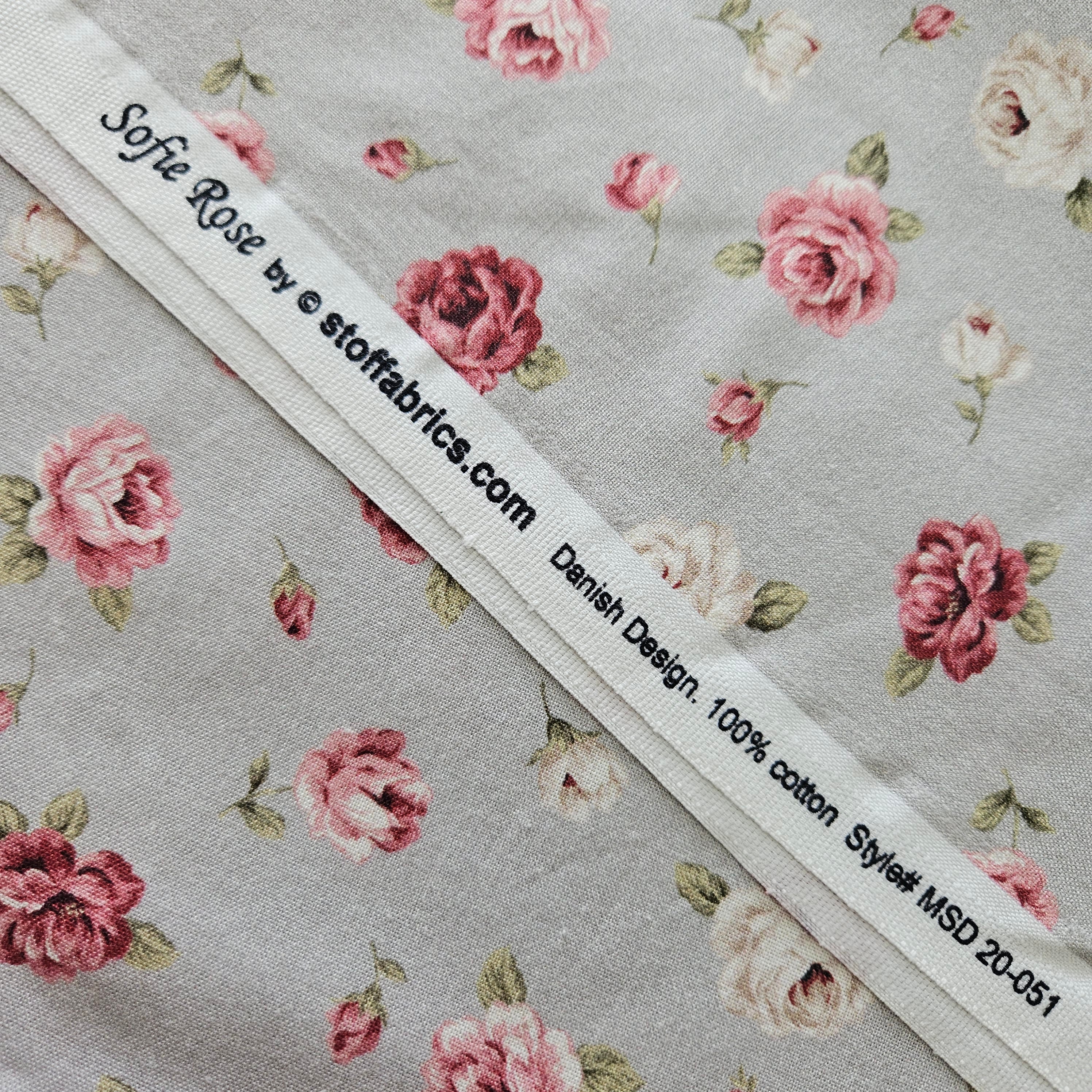 Stof - Sofie Rose Grey 100% Cotton Fabric - Crafts and Quilts