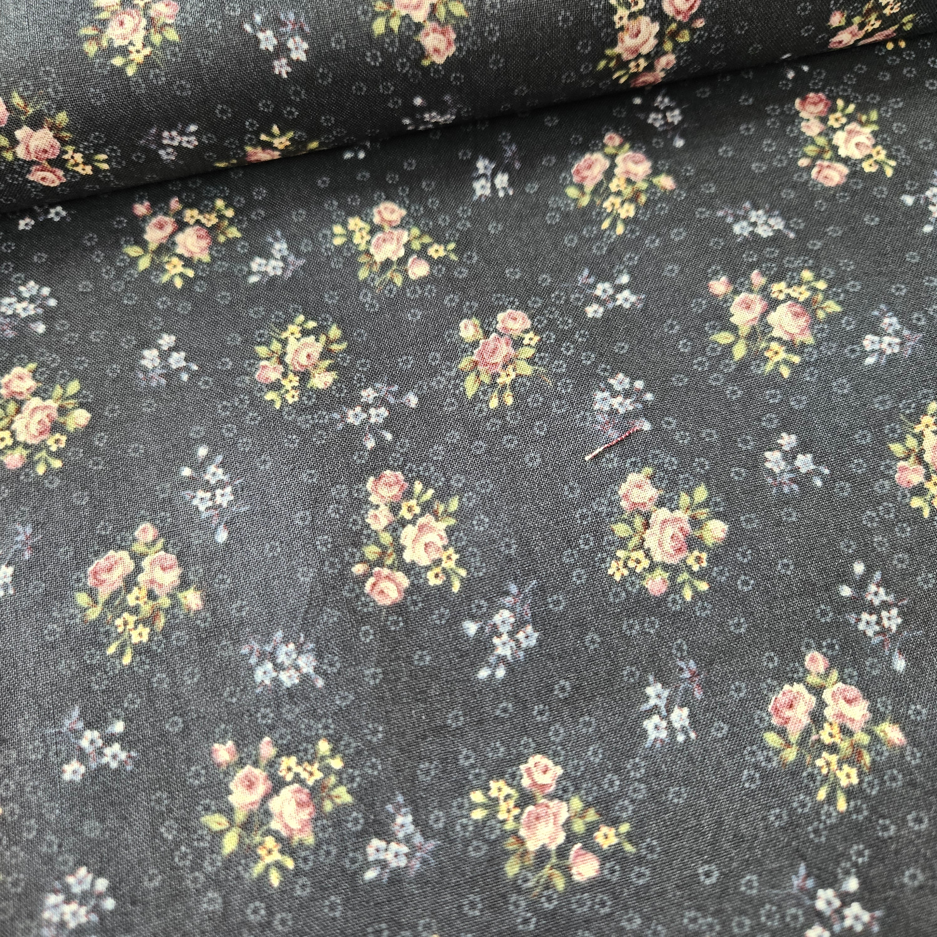 Stof - Vintage Roses Black Rose 100% Cotton Fabric - Crafts and Quilts