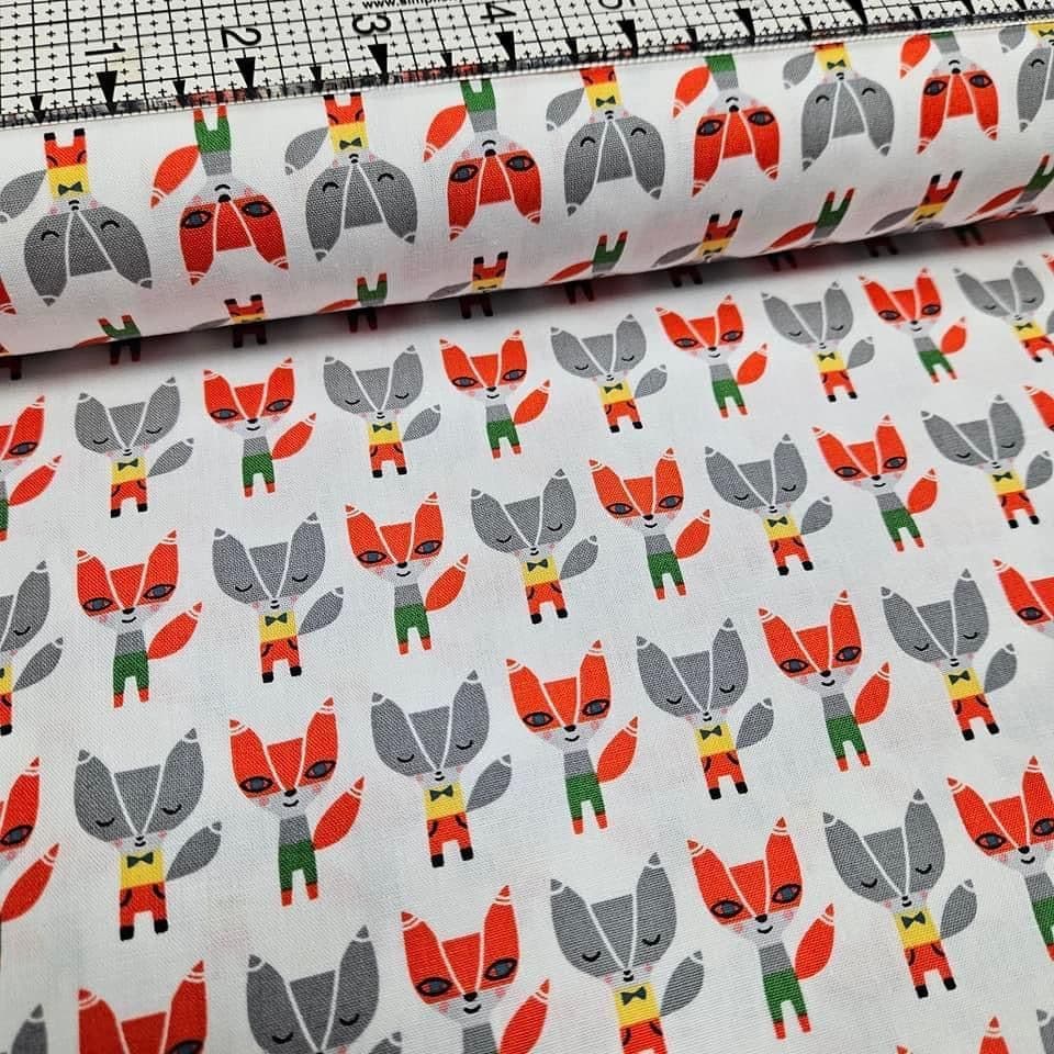 Robert Kaufman - Suzys Minis Mr Fox White 16320 100% Cotton Fabric - Crafts and Quilts