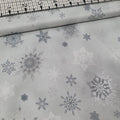 Stof - Christmas Wonders Snowflakes Grey Metallic 100% Cotton Fabric