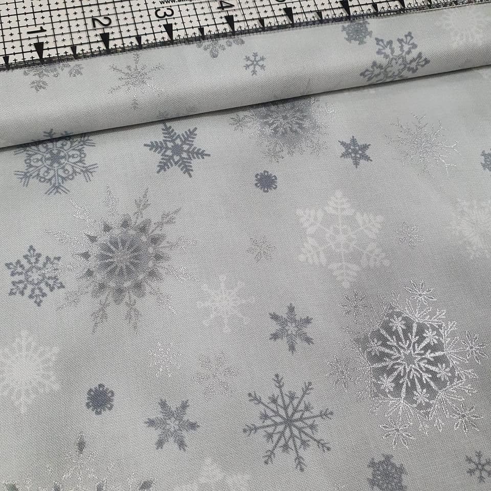 Stof - Christmas Wonders Snowflakes Grey Metallic 100% Cotton Fabric