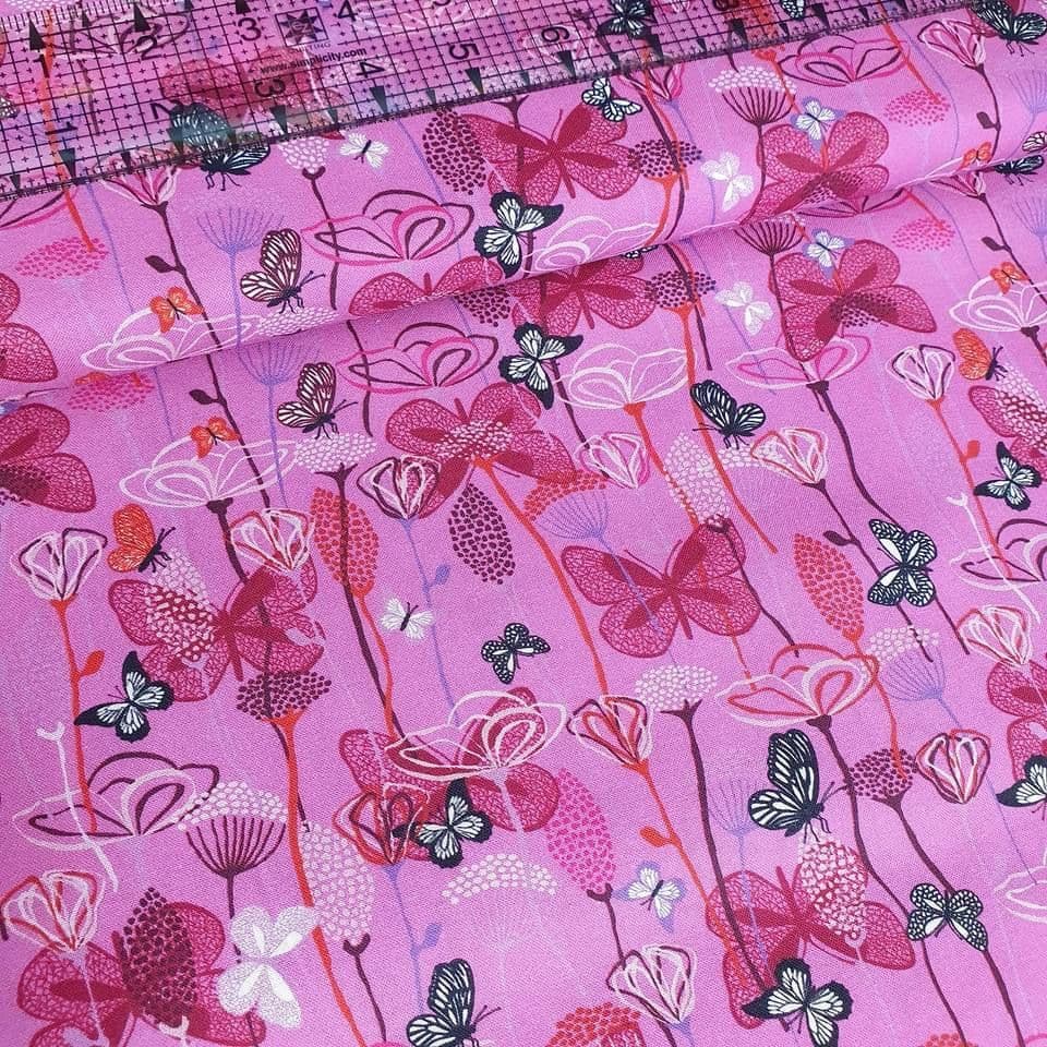 Stof - Flying Around Butterflies Pink 100% Cotton Fabric