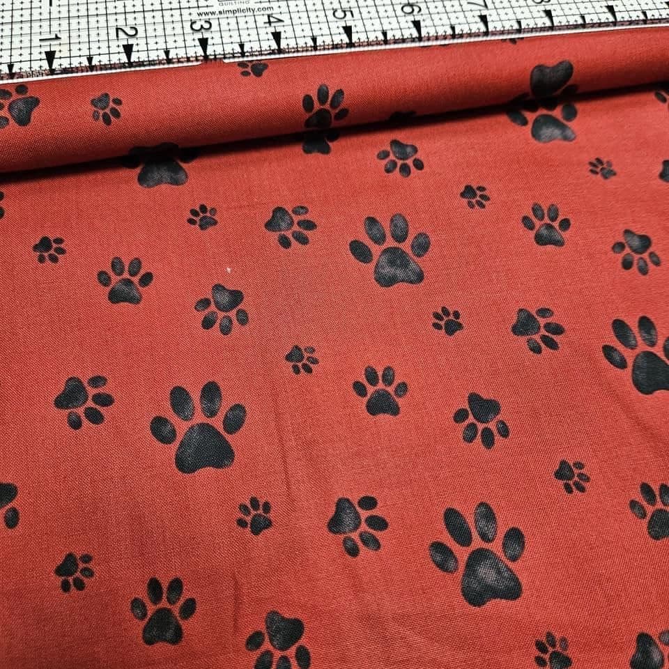 Stof - Josie & Theo Pawprints Red 100% Cotton Fabric