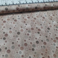 Stof - Quilters Basics Brown Spot 4518B 1 100% Cotton Fabric