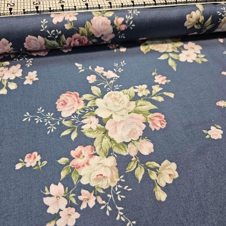 Stof - Vintage Roses Bouquet Blue 100% Cotton Fabric