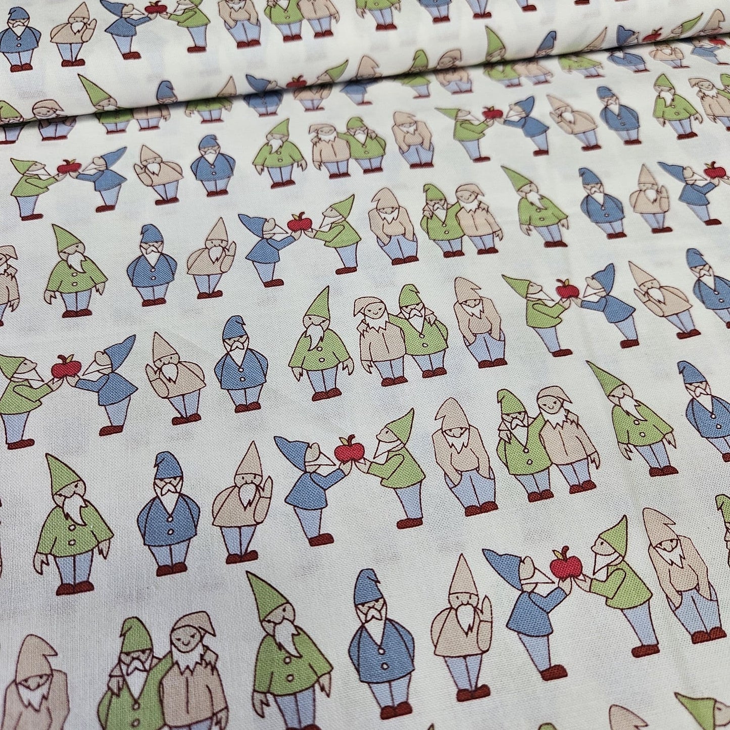 Yard Sale - Stof - Fairy Tale Gnomes 100% Cotton Fabric